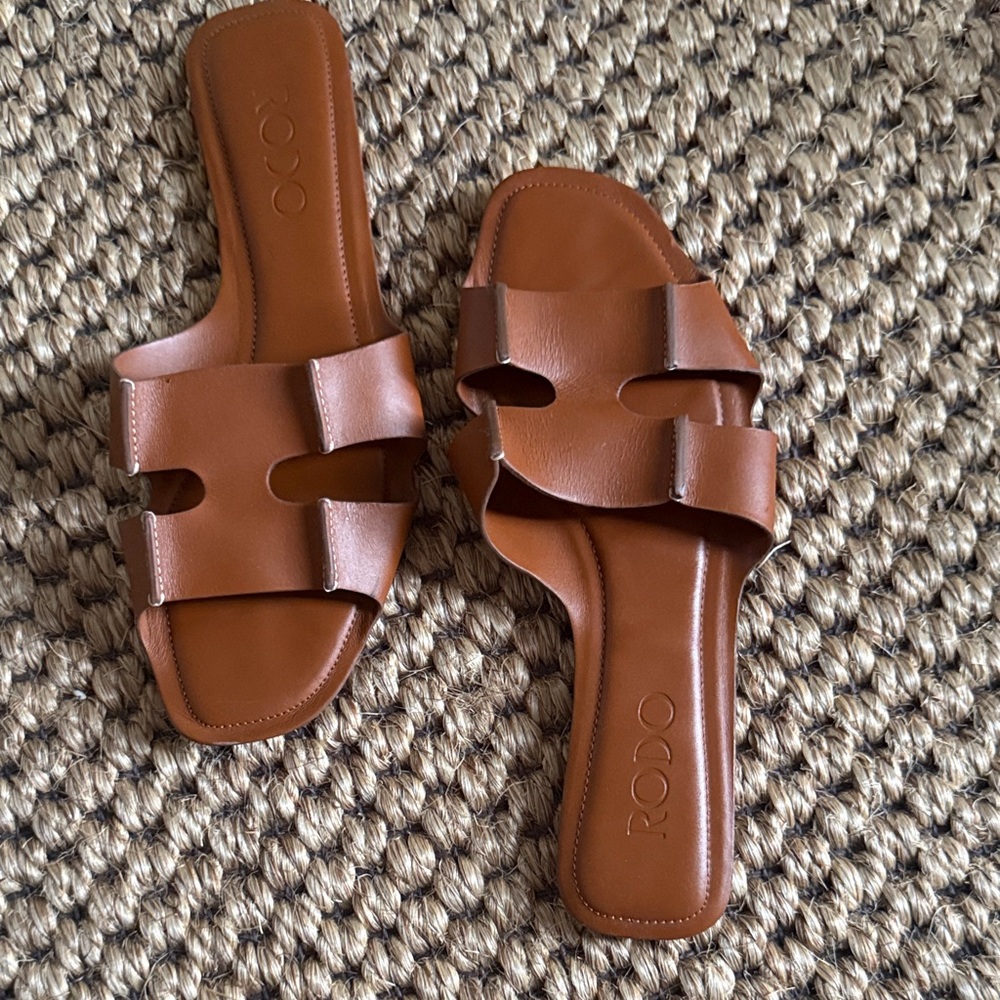 Rodo Tan Leather Slide Sandals, never won, made in Italy
